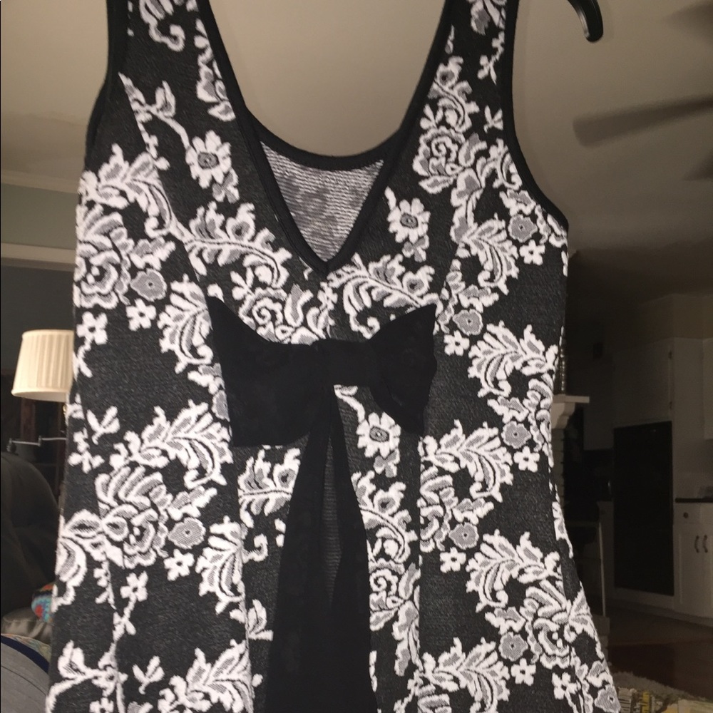 gorgeous floral black and white top